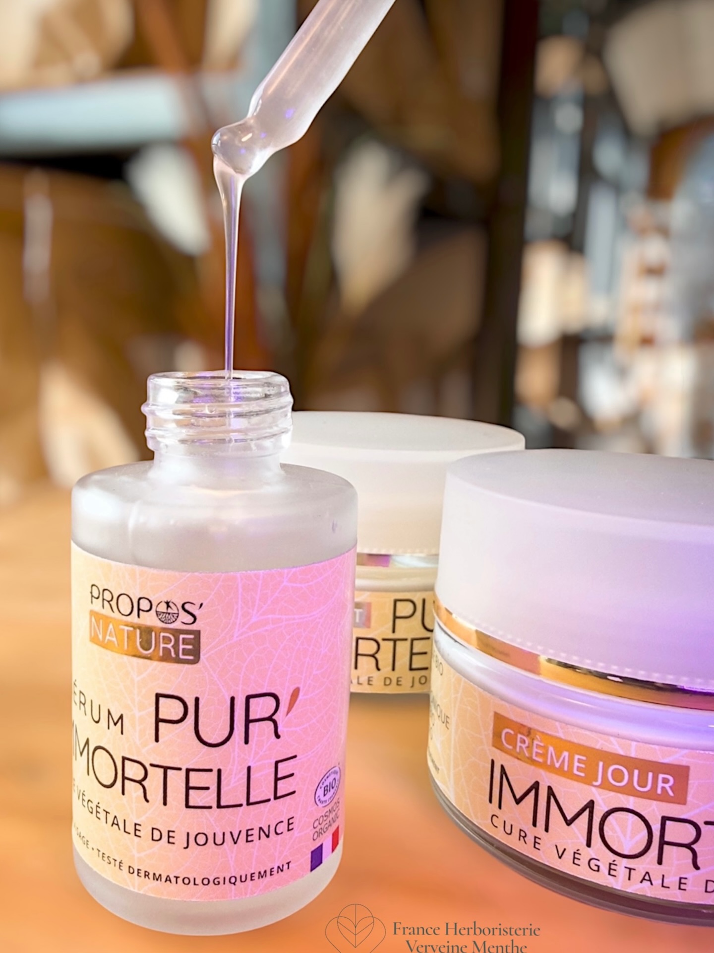 Un concentré de jeunesse au cœur de la nature 🌿✨

Le sérum Pur Immortelle révèle l’éclat naturel de votre peau grâce à sa formule riche en actifs végétaux. Connue pour ses propriétés régénérantes, l’immortelle aide à lisser les traits, à raviver le teint et à préserver la jeunesse de la peau jour après jour.

Sa texture légère pénètre rapidement sans laisser de film gras, pour une peau douce, lumineuse et visiblement revitalisée.

💧 Idéal pour :
– Lisser les signes de fatigue
– Apporter de l’éclat
– Hydrater et régénérer la peau

Un geste simple, pour une peau naturellement rayonnante 🌸

📍 Disponible chez France Herboristerie – Verveine Menthe Noidans les Vesoul 

https://www.france-herboristerie.com/

@aslicreacom

#beauté #naturelle #serum #plante