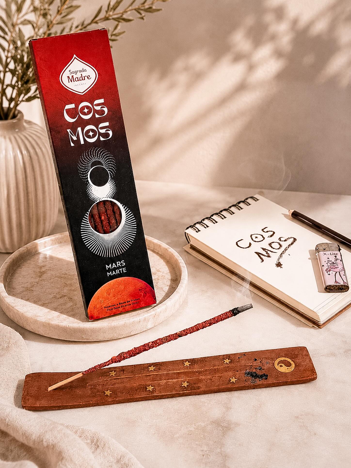 Cosmos… bien plus qu’un simple encens 

Une ambiance, une énergie, un véritable moment pour ralentir et se recentrer 🌿

Notes profondes et envoûtantes
Inspiration cosmique
Une atmosphère apaisante dès les premières volutes

Parfait pour accompagner vos moments de calme, vos routines bien-être ou simplement créer une ambiance unique à la maison 💫

Fermez les yeux… respirez… et laissez la magie opérer ✨

📍 Disponible chez France Herboristerie – Verveine Menthe Vesoul

@aslicreacom 

#cosmos #mars