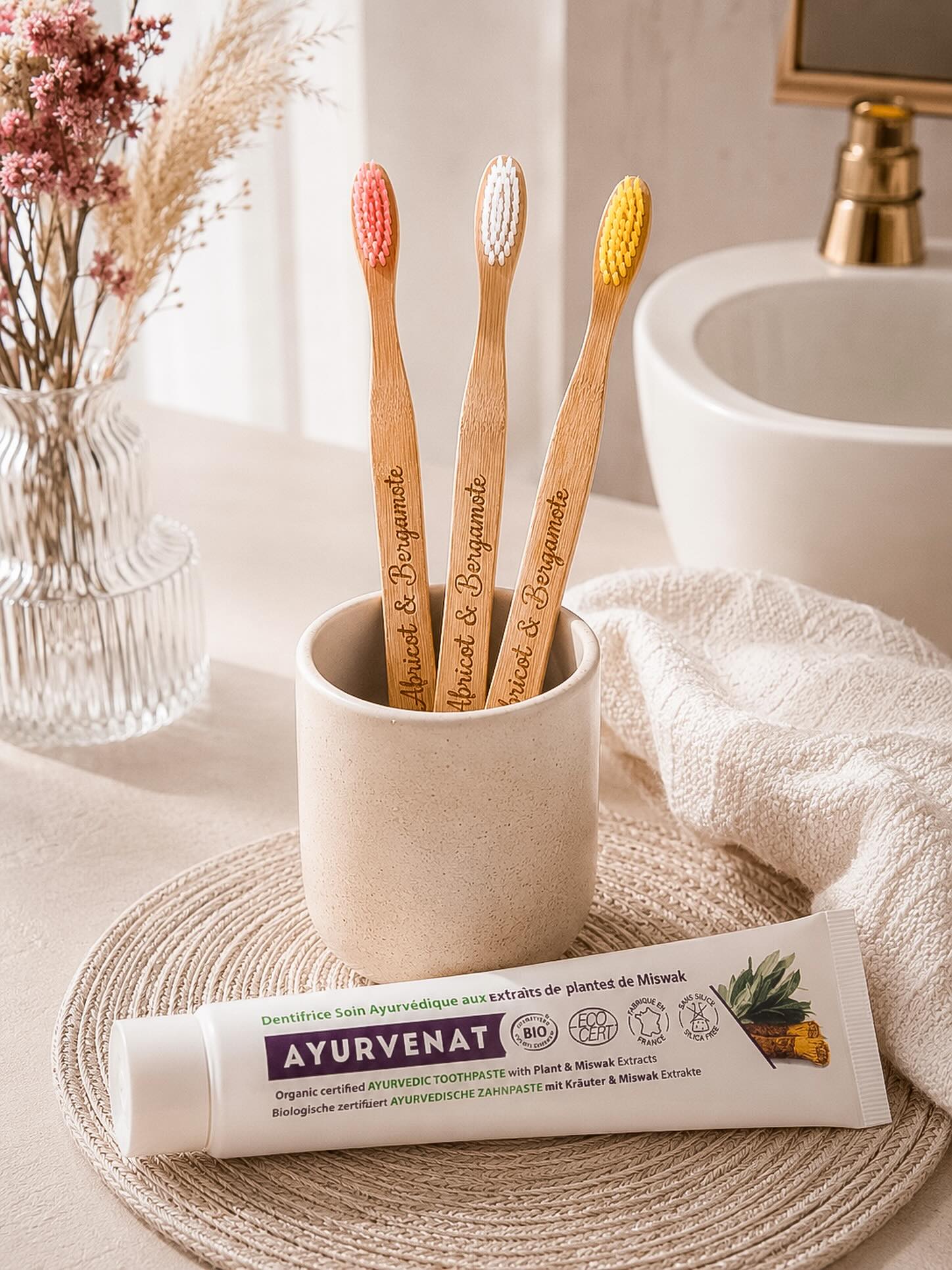 Une routine simple… mais qui change tout 🌿✨

🪥 Brosses à dents en bambou
🌱 Dentifrice ayurvédique aux extraits de plantes

Prenez soin de votre sourire avec des produits plus naturels, plus doux et pensés pour votre bien-être au quotidien 💚

Parce qu’un bon début de journée commence aussi par de bonnes habitudes ☀️

Minimaliste, naturel et efficace… on valide totalement 👀✨

📍 Disponible chez France Herboristerie – Verveine Menthe

@aslicreacom 

#naturel #brosseadent #dentifrice #bambu