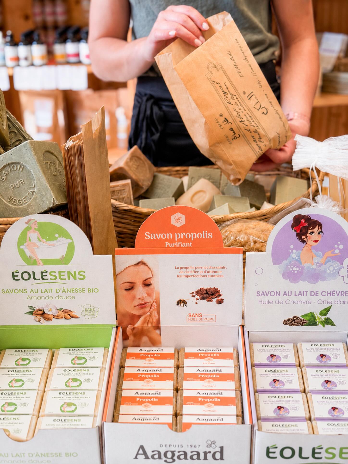 🌿 Quel savon est fait pour vous ? 👀

Lait d’ânesse, propolis ou lait de chèvre…
Trois savons, trois univers, mais un même objectif : prendre soin de votre peau naturellement 💚

✨ Nourrir
✨ Purifier
✨ Apaiser

Parce que chaque peau a ses besoins, il y a forcément un savon qui vous correspond.

Et vous, lequel choisiriez-vous ? 😊

📍 France Herboristerie – Verveine Menthe Vesoul 
🌱 Des soins inspirés par la nature, pour le bien-être au quotidien.

#savon #propolis #eolesens